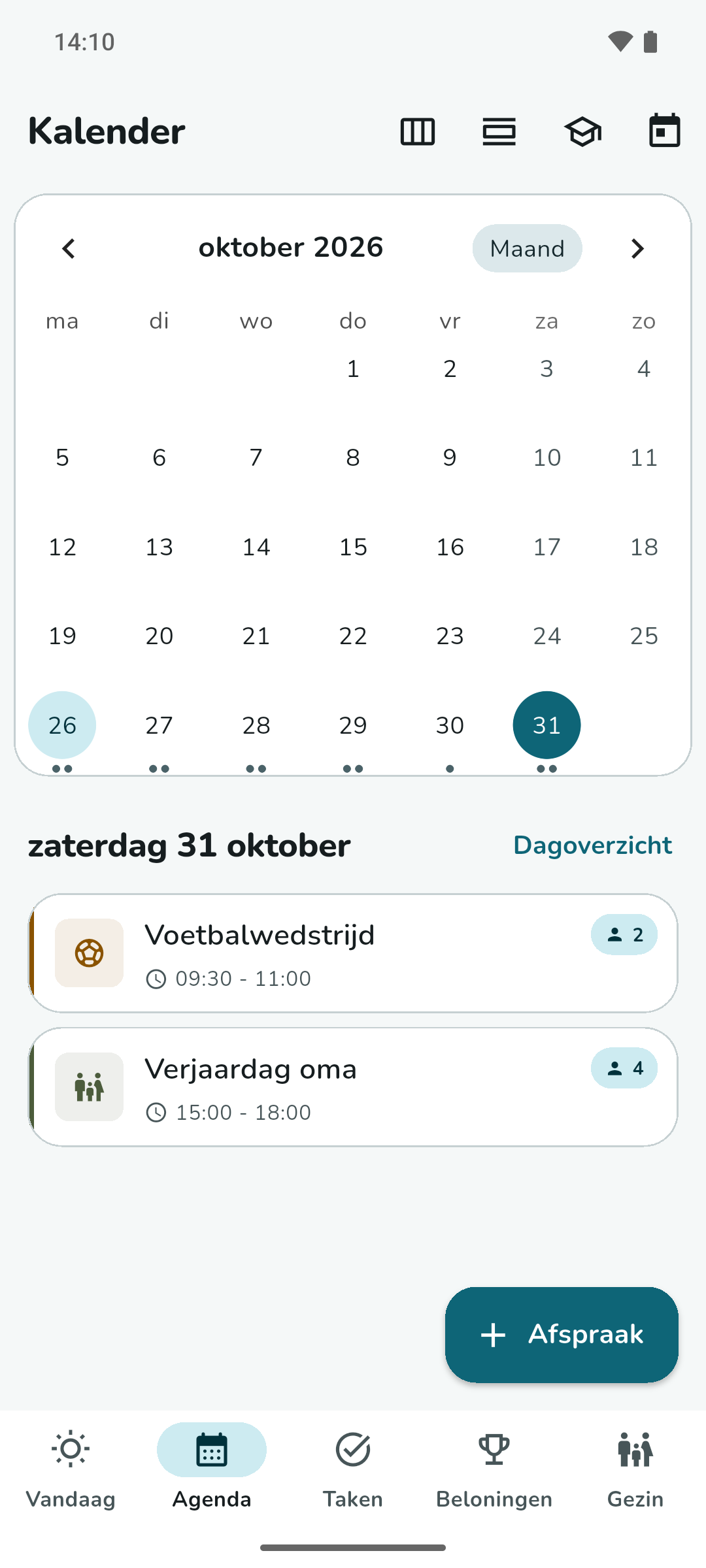 De gezinsagenda in maandweergave, oktober 2026. Op zaterdag 31 oktober staan een voetbalwedstrijd en de verjaardag van oma.