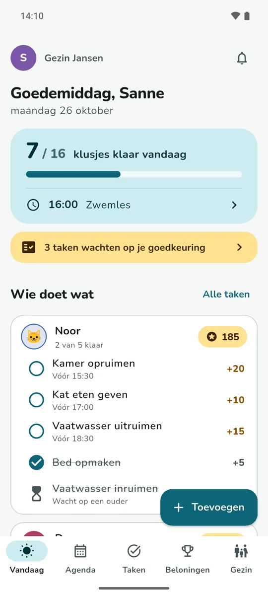 Het startscherm van Sanne: 7 van 16 klusjes klaar vandaag, zwemles om 16:00, 3 taken wachten op goedkeuring en per gezinslid wie wat doet.